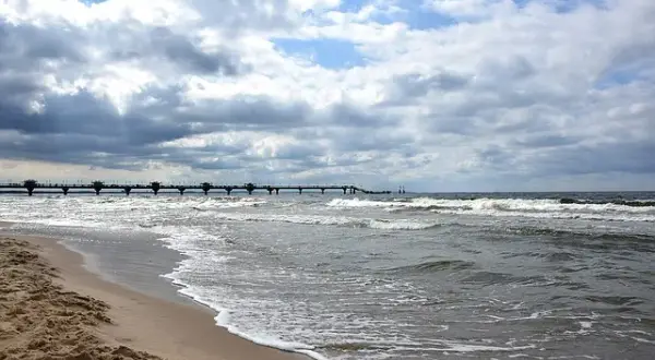 Ile stopni ma woda w Bałtyku? Sprawdź, zanim wskoczysz do wody!