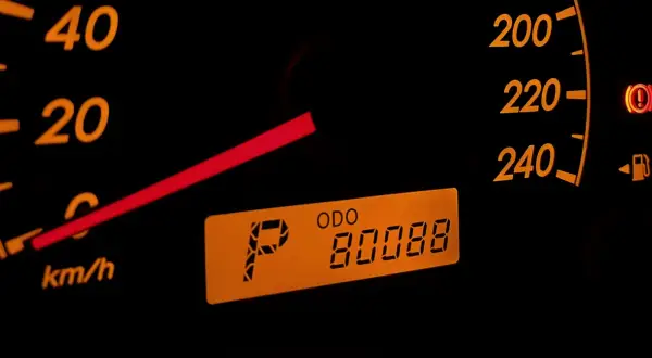 Na desce rozdzielczej widać prędkościomierz i cyfrowy **odometr co to** jest licznik kilometrów, który pokazuje 80088.