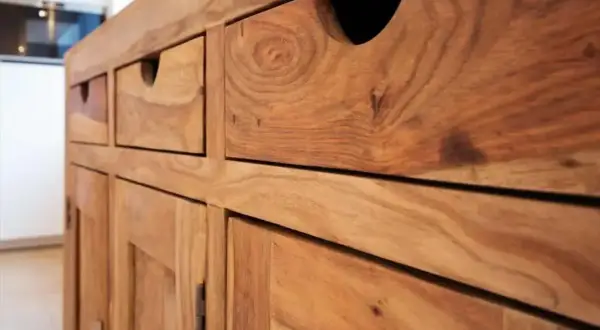 Mobile in legno con cassetti e ante, trattato con olio di lino per legno per esaltarne la venatura naturale.