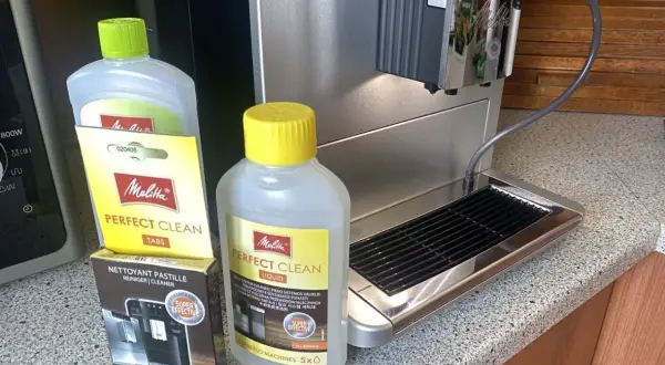 Krups anticalc kit F054 jak używać? Zestaw Melitta Perfect Clean do czyszczenia ekspresu.