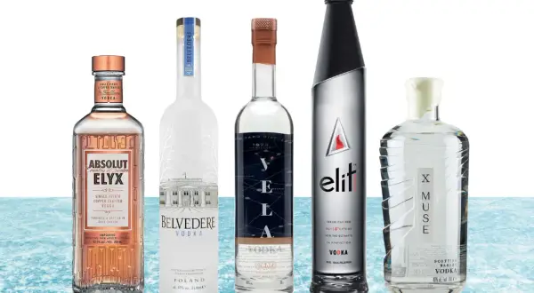 Pięć butelek wódki premium: Absolut Elyx, Belvedere, Yela, Elit i X Muse. Luksusowa wódka cena może być wysoka, ale jakość jest tego warta.