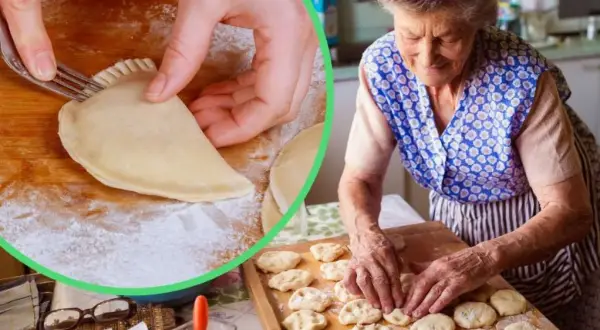 Babcia pokazuje lepienie pierogów na 11 sposobów. Dłonie formują ciasto, a na desce leżą gotowe pierożki.