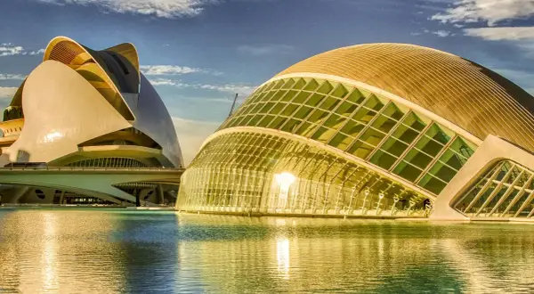 Edificios futuristas reflejados en el agua, parte de los impresionantes lugares turísticos de Valencia.