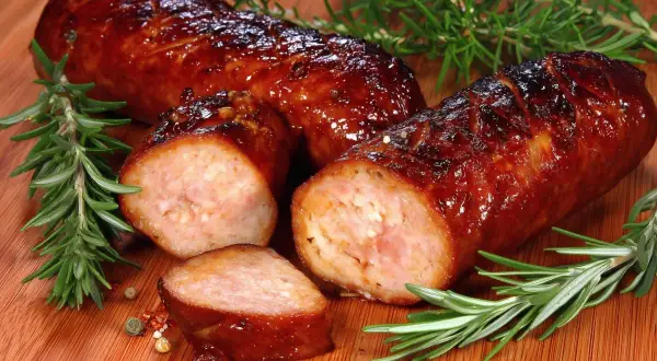 Soczysta kiełbasa z piekarnika jak z grilla, z chrupiącą skórką i aromatycznym rozmarynem. Idealna na letnie spotkania.