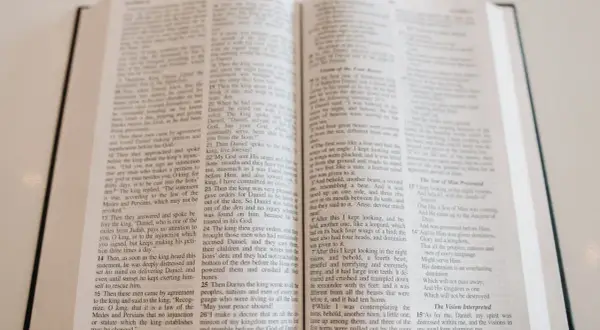 Ostatnia księga Nowego Testamentu, Apokalipsa św. Jana, przedstawiona na otwartej Biblii.