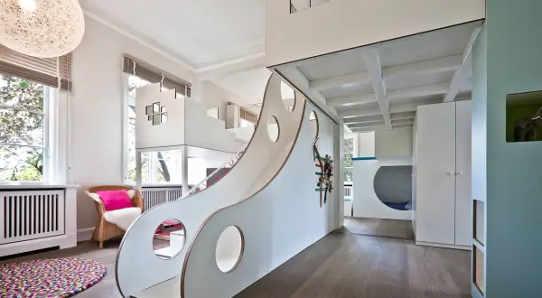 Ein fantasievolles Kinderzimmer mit Rutsche und Spielhaus. Hier können 3 Kinder nach Herzenslust spielen und toben.