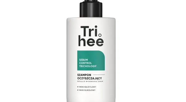 Biała butelka z pompką, na której widnieje logo Tri hee. Szampon oczyszczający reguluje wydzielanie sebum.