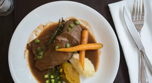 Danie z ozorków wieprzowych w sosie, z puree ziemniaczanym, fasolką i marchewką. Jak oczyścić ozorki wieprzowe?