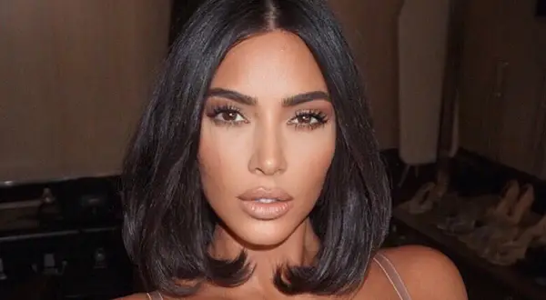 Makijaż Kim Kardashian krok po kroku: Odkryj sekrety gwiazd!