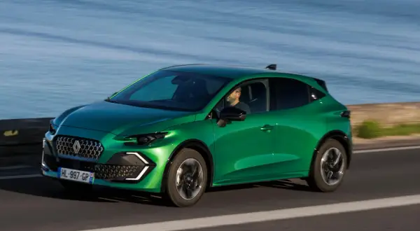 Voiture verte en mouvement, le conducteur semble satisfait. Un avis sur cette voiture GPL ?