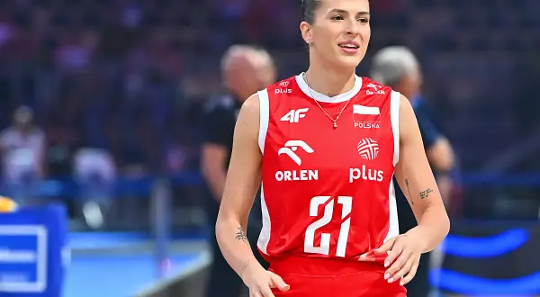 Ala Grabka, siatkarka w czerwonej koszulce z numerem 21, uśmiecha się podczas meczu.