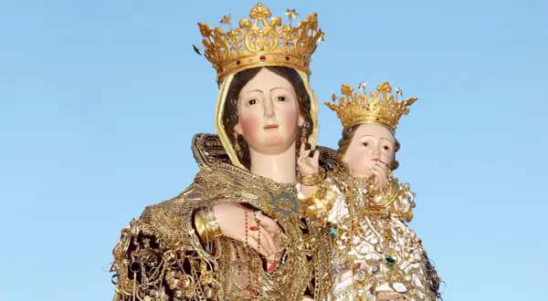 Statua della Madonna della Libera con Gesù Bambino, entrambe coronate e riccamente vestite d'oro, su sfondo azzurro.