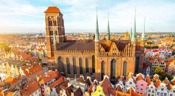 Bazylika Mariacka w Gdańsku, największa ceglana świątynia świata, zachwyca architekturą. Ciekawostki o niej odkryjesz, podziwiając panoramę miasta.