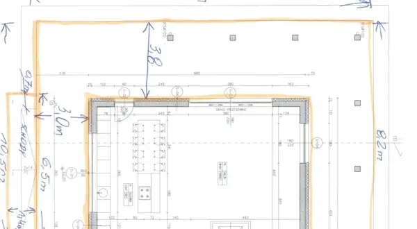 Rysunek techniczny z wymiarami, przedstawiający przekrój tarasu drewnianego z zaznaczonymi elementami konstrukcyjnymi i wymiarami.