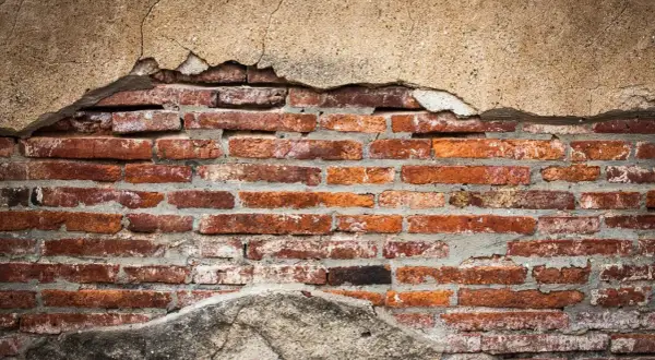 Pękające ściany? Jak skutecznie wzmocnić fundamenty starego domu