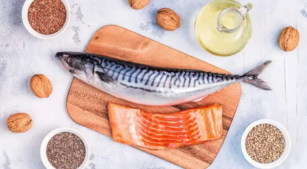 Makrill, laxfilé, valnötter, linfrön, chiafrön, hampafrön och en flaska olja – allt för att få i sig omega 3.