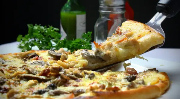 Jak odgrzać pizzę, aby była chrupiąca i smaczna bez wysuszenia