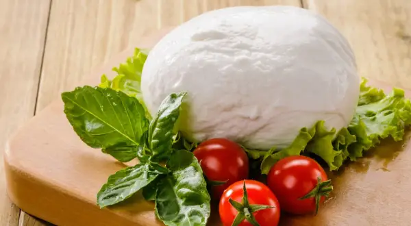 Mozzarella czy zdrowa? Odkryj jej korzyści i zagrożenia dla zdrowia