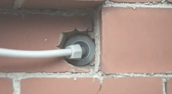 Jak puścić kabel przez okno bez uszkodzeń i zachować szczelność