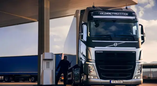 Un chauffeur s'apprête à faire le plein d'un camion Volvo, optimisant ainsi sa consommation.