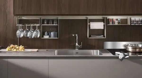 Cucina laccata opaca con pensili a giorno, porta bicchieri, lavello e piano cottura. Opinioni positive per questo design moderno.