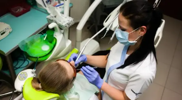 Czy dentysta może dać zwolnienie? Kiedy i jak uzyskać L4 od stomatologa