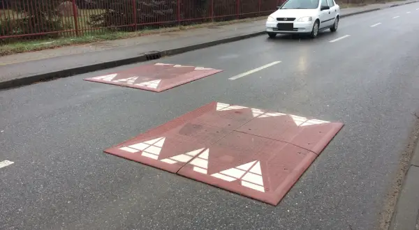 Spowalniacz na drodze: Jakie są zasady montażu i korzyści dla bezpieczeństwa?