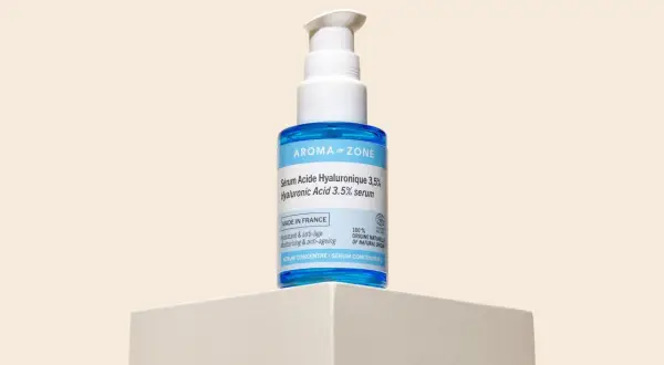 Flacone di siero Aroma Zone con acido ialuronico 3,5%. Per una pelle idratata e giovane, ricorda che il siero va risciacquato.