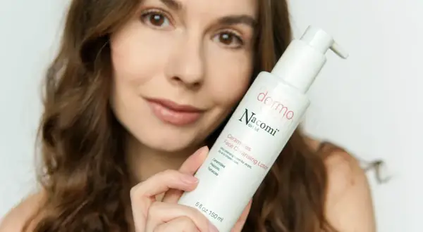 Kobieta prezentuje balsam do twarzy Nacomi. Jej pozytywne nacomi opinie podkreślają skuteczność produktu.