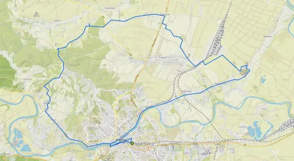 Trasa rowerowa, zaznaczona niebieskim velo, okrąża miasto Przemyśl, prowadząc przez malownicze tereny i wsie.