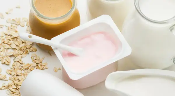 Różowe jogurty, mleko i płatki owsiane. Czy jogurty są zdrowe? To pytanie zadaje sobie wiele osób, sięgając po te produkty.