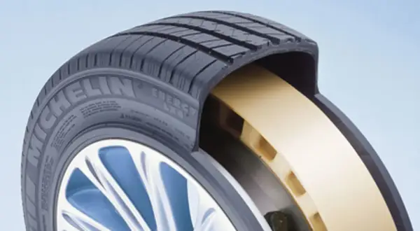 Przekrój opony Michelin z żółtym wzmocnieniem, zapewniającym jazdę typu runflat nawet po przebiciu.