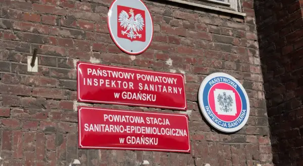 Tablice Państwowej Inspekcji Sanitarnej w Gdańsku. Pracownik może otrzymać mandat z sanepidu za nieprzestrzeganie przepisów.
