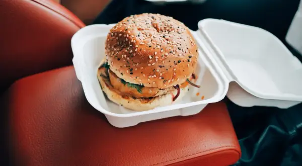 Burger w białym pudełku, idealny na szybki posiłek. Zastanawiasz się nad big mac kcal?