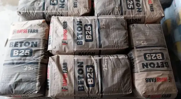Stos worków betonu B25 po 25kg na m3 zależy od potrzeb. Worek betonu B25 to gotowa sucha mieszanka.