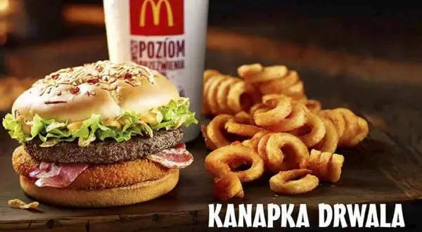 Burger Drwala z frytkami zakręconymi i kubkiem McDonald's.