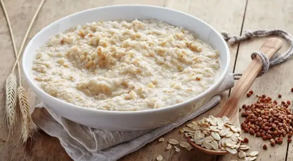 Miseczka owsianki na śniadanie. Płatki owsiane kcal to świetny wybór dla aktywnych.