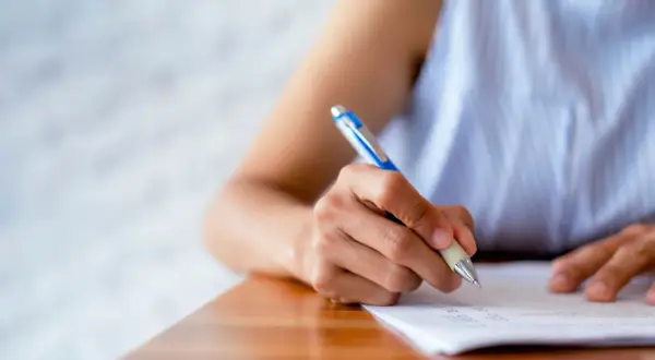 Main tenant signe un document pour ajouter une personne sur un bail social.