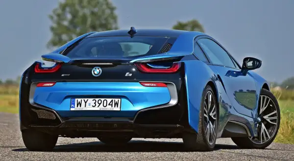 Niebieskie BMW i8 z czarnymi akcentami i charakterystycznymi światłami. Sprawdź aktualną bmw i8 cena.