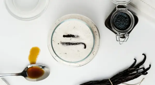 Sucre blanc avec des gousses de vanille et une cuillère de vanille liquide. Idéal pour remplacer gousse de vanille par sucre vanillé.