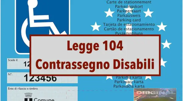 Segnaletica per parcheggio disabili con "Legge 104" e "Contrassegno Disabili". Indica la mancata esposizione del contrassegno invalidi.
