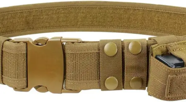 Cinturón táctico color coyote con múltiples fundas para cargadores y hebilla de liberación rápida.