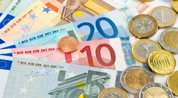 Na Cyprze płaci się euro. Widoczne banknoty 5, 10, 20 i 50 euro oraz monety euro.