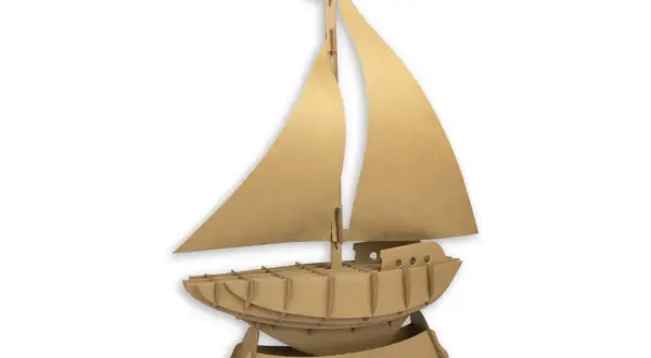 Maquette de bateau en carton, prêt à naviguer sur les mers de l'imagination. Ce patron bateau en carton est une invitation à la création.