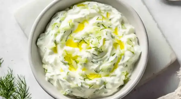 En skål med krämig grekisk yoghurt istället för creme fraiche, toppad med olivolja och dill. Perfekt som dipp eller tillbehör.
