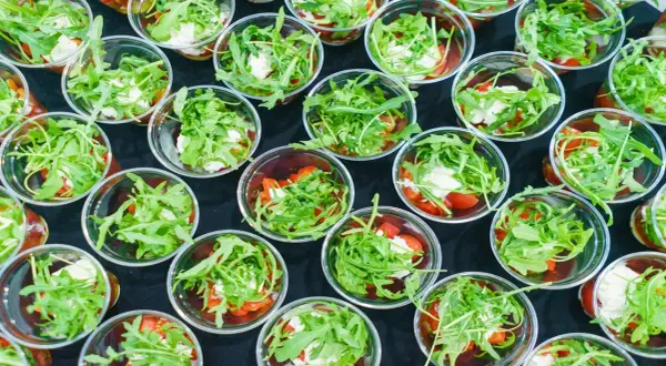 Domowy catering: Jak legalnie zacząć i zarabiać? [Poradnik]