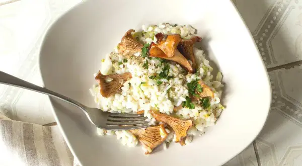 Un crémeux risotto aux girolles, parsemé de persil frais et d'un peu de poivre. Un délice simple et savoureux.