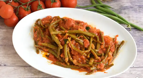 Fagiolini in umido, un piatto saporito con pomodoro e verdure fresche, pronto per essere gustato.