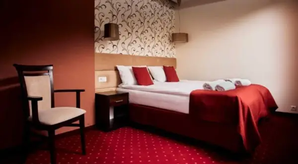 Czy osoba niepełnoletnia może wynająć pokój w hotelu bez zgody rodziców?