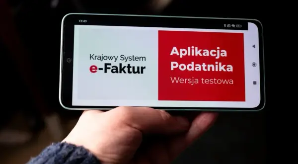 Telefon z aplikacją "Krajowy System e-Faktur" i "Aplikacja Podatnika". Może być problem z logowaniem do KSeF.